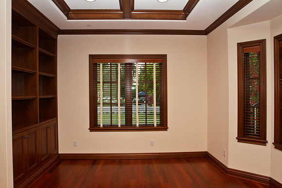 756 Raymundo - office