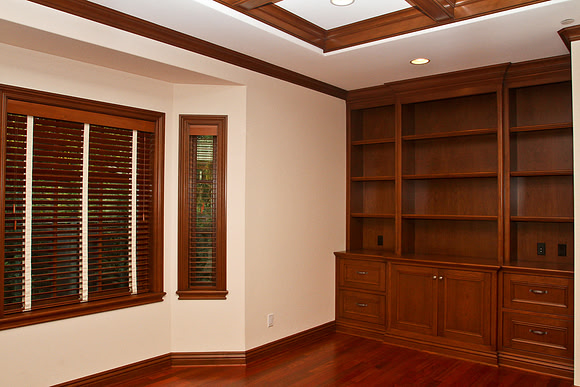 756 Raymundo - office