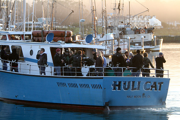 Mavericks Surf 2010 - spectator boat