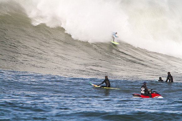Mavericks Surf Contest 2010-139
